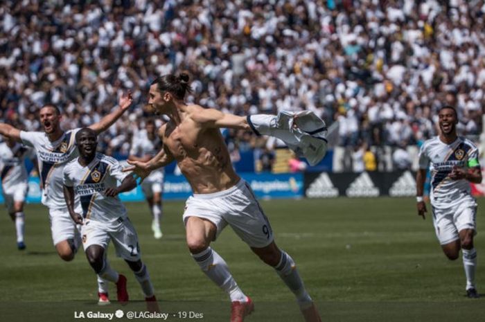 Zlatan Ibrahimovic  merayakan gol dengan bertelanjang dada saat membela LA Galaxy.