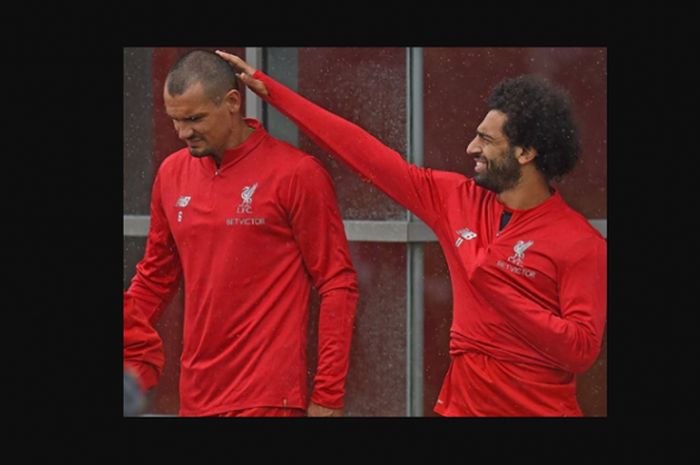  Dejan Lovren (kiri) dan Mohamed Salah (kanan) saat berlatih bersama Liverpool. 