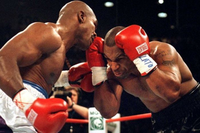 Pertarungan antara Mike Tyson melawan Evander Holyfield di MGM Grand, Las Vegas, (9/11/1996).