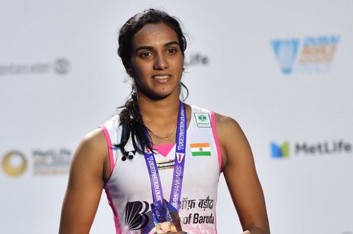 Pebulu tangkis tunggal putri India, Pusarla Venkata Sindhu, berpose di podium sebagai runner-up pada