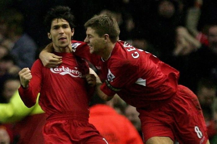Luis Garcia (kiri) dan kapten Liverpool FC, Steven Gerard, merayakan gol yang dicetak ke gawang Arse