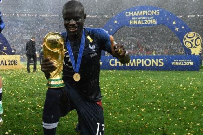 N'Golo Kante berpose dengan trofi juara Piala Dunia 2018 yang dimenangi timnas Prancis seusai meneku
