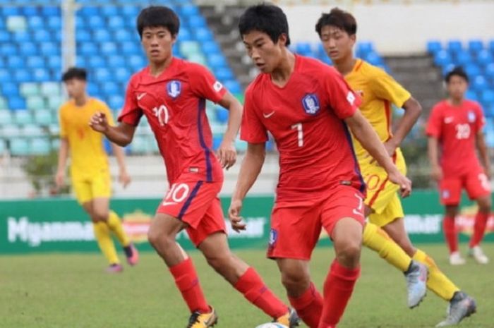 Para pemain timnas U-16 China saat bertanding kontra timnas U-16 Korea Selatan pada laga Kualifikasi