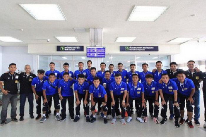 Timnas Laos berfoto sebelum terbang ke Barcelona untuk pemusatan latihan menghadapi Piala AFF 2018.