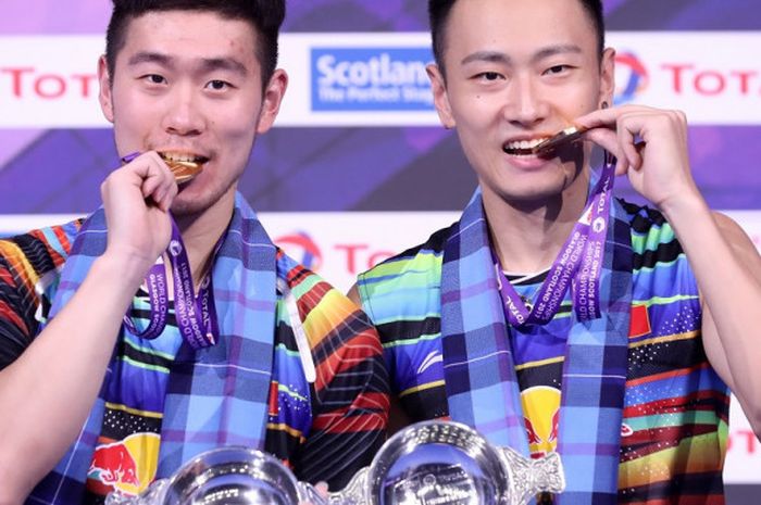Juara dunia ganda putra 2017 asal China, Liu Cheng (kiri) dan Zhang Nan.
