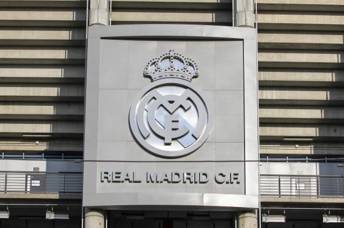 Logo Real Madrid di depan Stadion Santiago Bernabeu, Madrid, Spanyol.