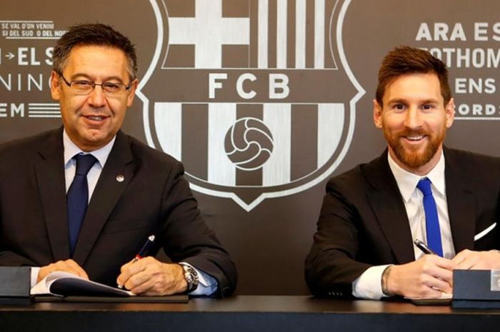 Lionel Messi (kanan) bersama Presiden FC Barcelona Josep Bartomeu dalam momen penandatanganan kontra