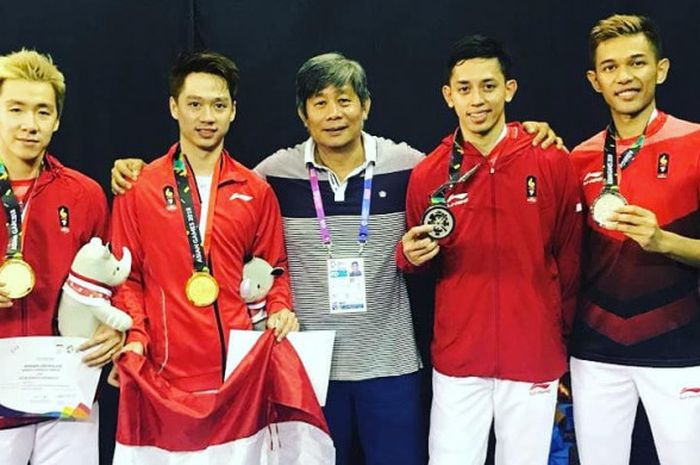 (dari ki-ka) Marcus Gideon, Kevin Sanjaya, pelatih ganda putra Herry IP, Muhammad Rian Ardianto, dan Fajar Alfian berpose setelah sukses memborong medali emas dan perak dari Asian Games 2018.