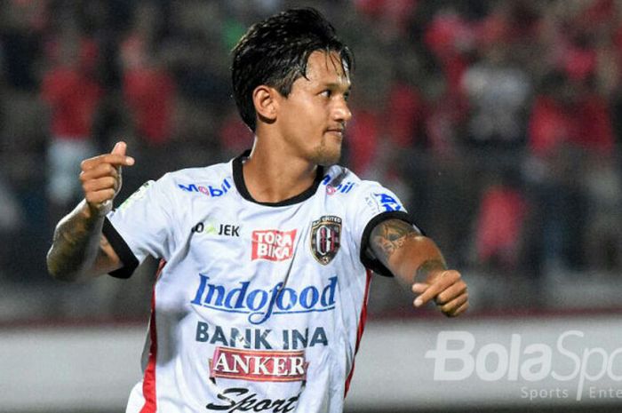    Penyerang Bali United, Irfan Bachdim, merayakan golnya seusai membobol gawang Perseru Serui pada 