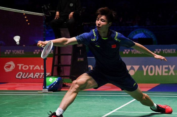 Pebulu tangkis tunggal putra China, Shi Yuqi, mengembalikan kok dari sang lawan, Lin Dan, pada laga 