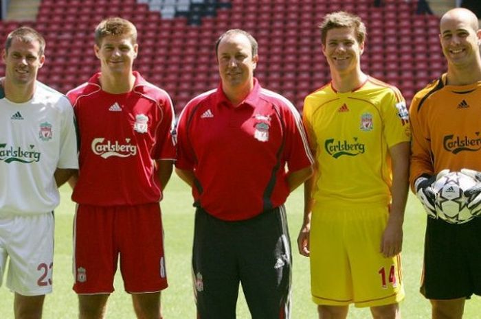 Pepe Reina dan Xabi Alonso (pertama dan kedua dari kanan) saat masih memperkuat Liverpool dan berpar