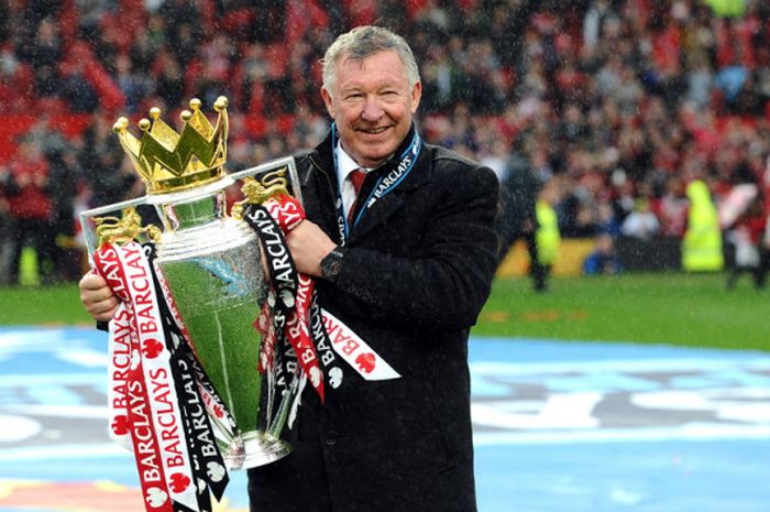   Ekspresi manajer Manchester United, Sir Alex Ferguson, saat mengangkat trofi Liga Inggris musim 20
