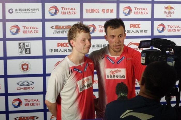  Ganda putra Denmark, Kim Astrup (kiri) dan Anders Skaarup Rasmussen, usai menang 10-21, 21-8, 21-13