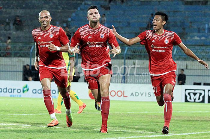 Penyerang Persija Jakarta, Marco Simic (tengah), merayakan gol bersama rekan setimnya dalam laga har