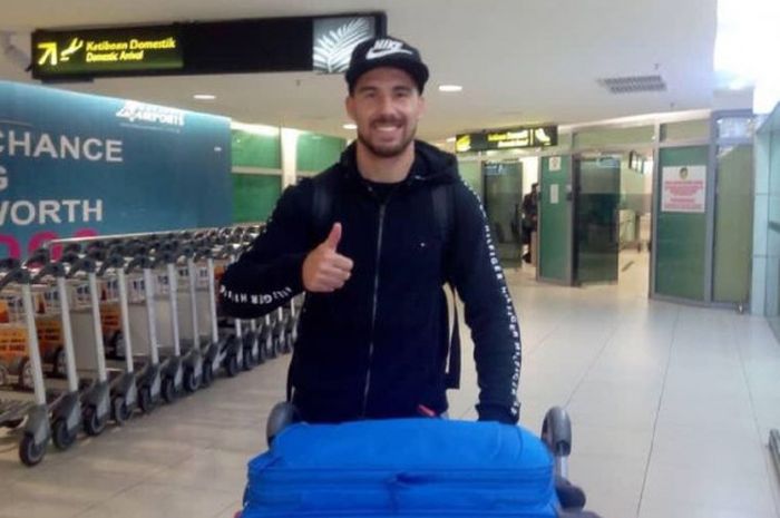 Striker Persib musim 2018 asal Argentina, Jonathan Bauman saat tiba di Bandara Penang, Malaysia pada