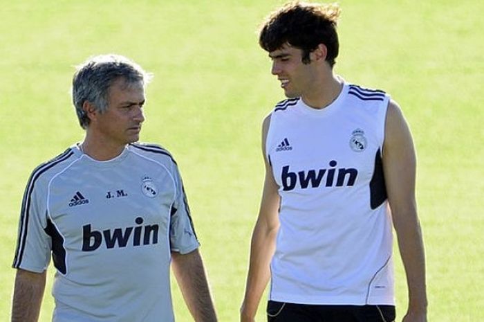 Jose Mourinho (kiri) dan Ricardo Kaka dalam sesi latihan Real Madrid, 11 Agustus 2016, menjelang lag