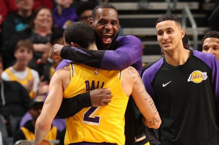 LeBron James saat memeluk Lonzo Ball dalam laga lanjutan NBA 2018/19 antara LA Lakers kontra Charlot
