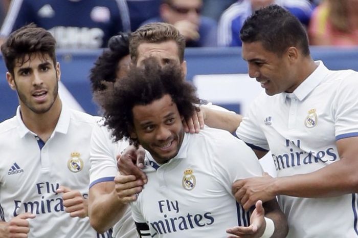 Bek Real Madrid, Marcelo Vieira (tengah) merayakan gol yang ia cetak ke gawang Chelsea bersama rekan