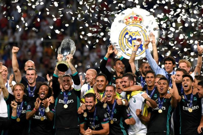 Skuat Real Madrid merayakan keberhasilan menjuarai Piala Super Eropa setelah mengalahkan Manchester 