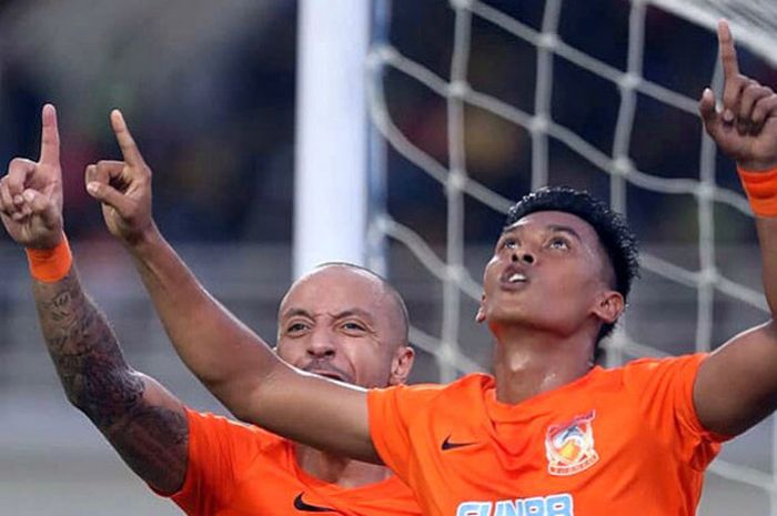    Pemain Borneo FC, Lerby Eliandri, melakukan selebrasi seusai mencetak gol ke gawang Mitra Kukar d
