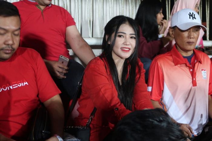 Via Vallen duduk di tribune VIP Selatan menyaksikan laga timnas U-19 Indonesia melawan Singapura, Se