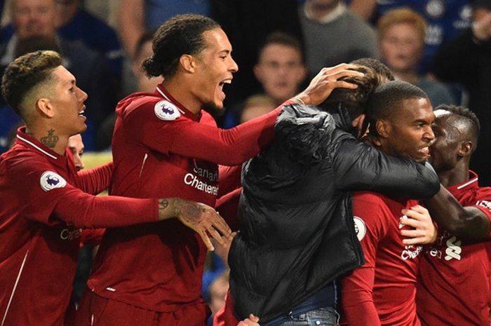  Penyerang Liverpool, Daniel Sturridge (kedua dari kanan), merayakan gol yang dicetak ke gawang Chel