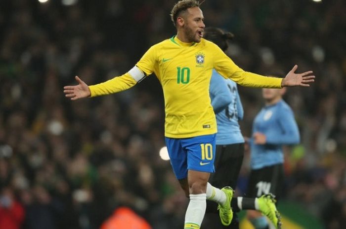 Striker Brasil, Neymar, melakukan selebrasi seusai menjebol gawang Uruguay dalam laga uji coba di Em