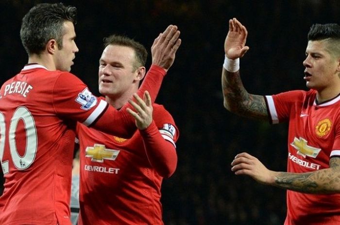  Tiga pemain Manchester United, Robin van Persie (kiri), Wayne Rooney (tengah), dan Marcos Rojo, da