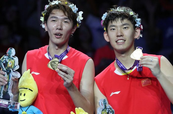  Ganda putra China, Li Junhui (kiri) dan Liu Yuchen, dengan medali emas Kejuaraan Dunia 2018 pada Mi
