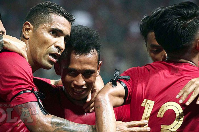            Striker timnas Indonesia, Beto Goncalves (kiri), merayakan gol saat melawan Myanmar pada 