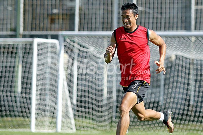 Mantan Gelandang Arema FC, Arif Suyono, saat berlatih di Lapangan Asifa Malang, Jawa Timur (12/01/2016).