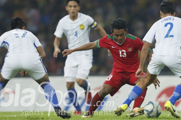 Aksi pemain timnas u-22 Indonesia, Febri Haryadi, pada laga semifinal SEA Games 2017 kontra Malaysia