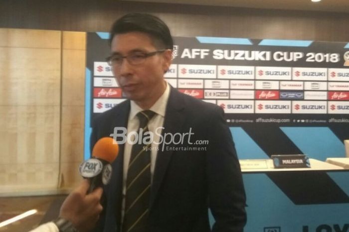 Pelatih timnas Malaysia Tan Cheng Hoe saat menjawab pertanyaan wartawan di Hotel Sultan, Jakarta.