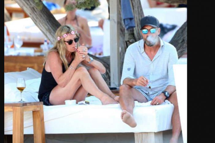 Juergen Klopp bersama sang istri Ulla Sandrock saat menikmati suasana pantai di Ibiza sambil merokok
