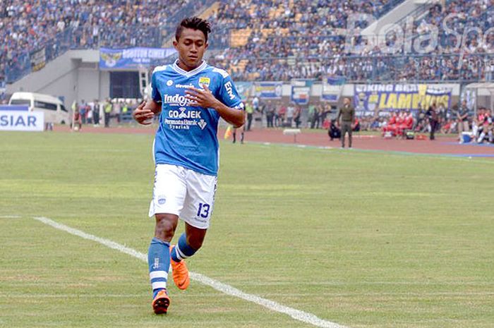  Gelandang Persib Bandung, Febri Hariyadi, saat tampil melawan PS Tira dalam laga perdana Liga 1 201