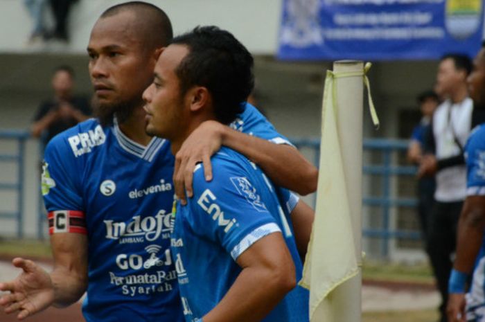       Dua pemain senior Persib Bandung yakni Supardi Nasir (kiri) dan Atep saat merayakan gol ke gaw