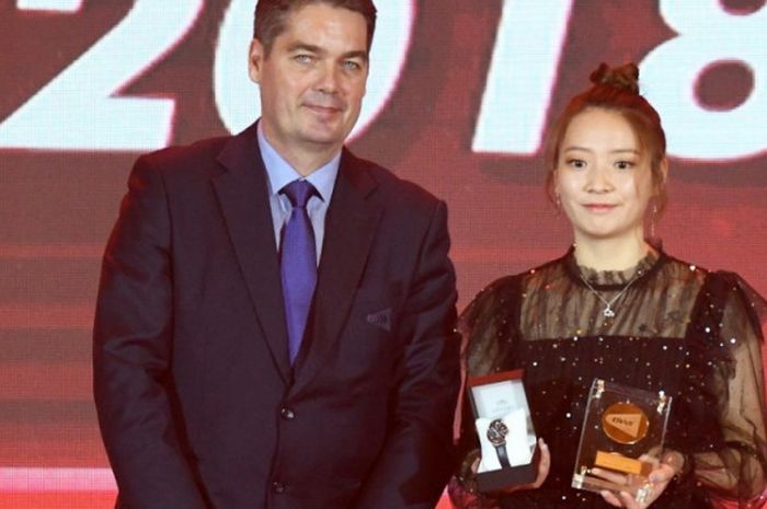 Presiden BWF, Poul-Erik H&oslash;yer Larsen, memberikan penghargaan Female Player of the Year 2018 kepada H