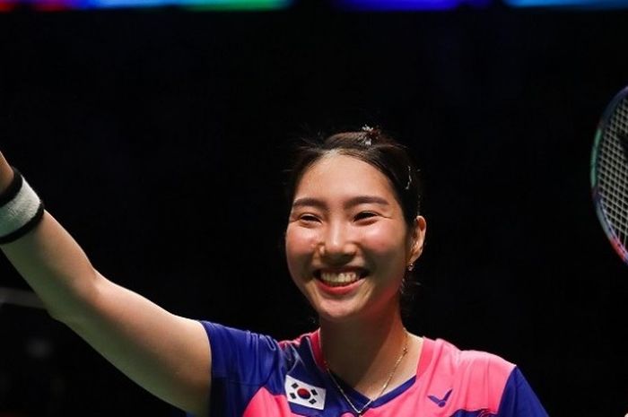 Pebulu tangkis tunggal putri Korea Selatan, Sung Ji-hyun, merayakan kemenangan atas Ratchanok Intano