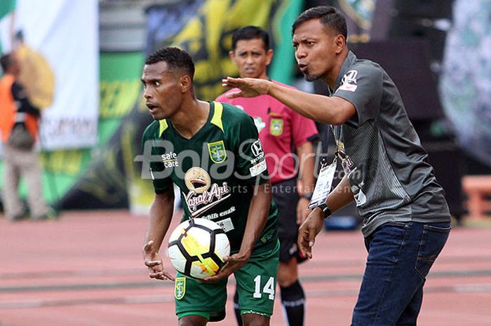  Pelatih Persebaya Bejo Sugiantoro saat memberi instruksi kepada pemainnya, Ruben Karel Sanadi