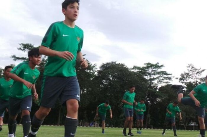  Pemain Indonesia yang bermain di Inggris, Jack Brown (depan), saat mengikuti seleksi timnas U-18 di