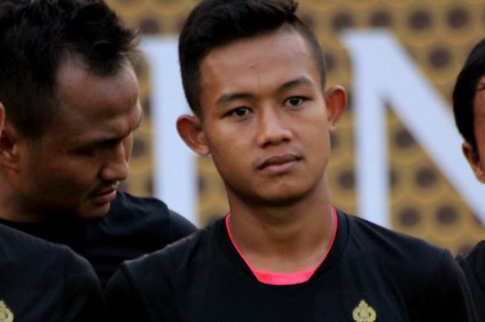 Pemain Bhayangkara FC, Sani Rizki Fauzi saat mengiuti sesi latihan di Stadion PTIK, Jakarta Selatan,