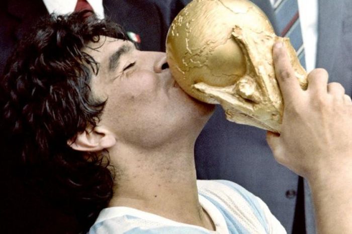  Diego Maradona mencium trofi Piala Dunia setelah membawa timnas Argentina memenangi final lawan Jer