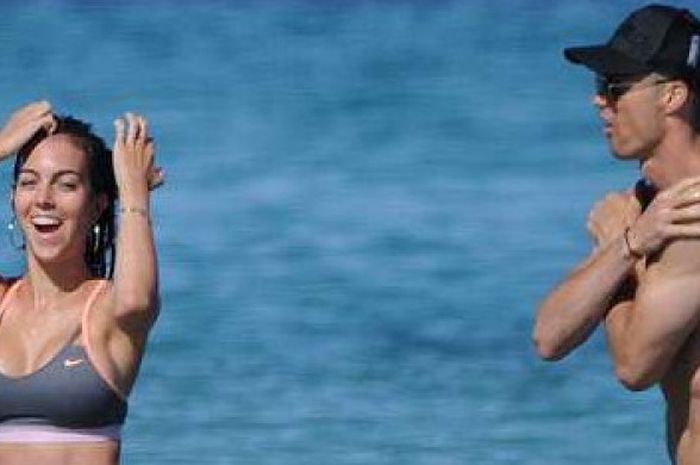    Cristiano Ronaldo dan Georgina Rodriguez berlibur di Ibiza.   