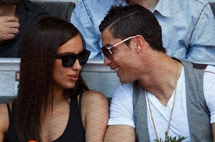 Cristiano Ronaldo ketika masih menjalin asmara dengan Irina Shayk saat keduanya menyaksikan pertandi
