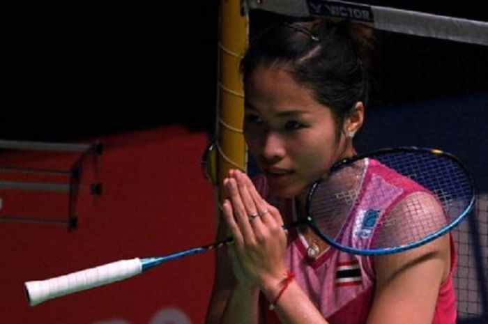 Pebulu tangkis tunggal putri Thailand, Ratchanok Intanon, memberi salam setelah menyelesaikan babak 