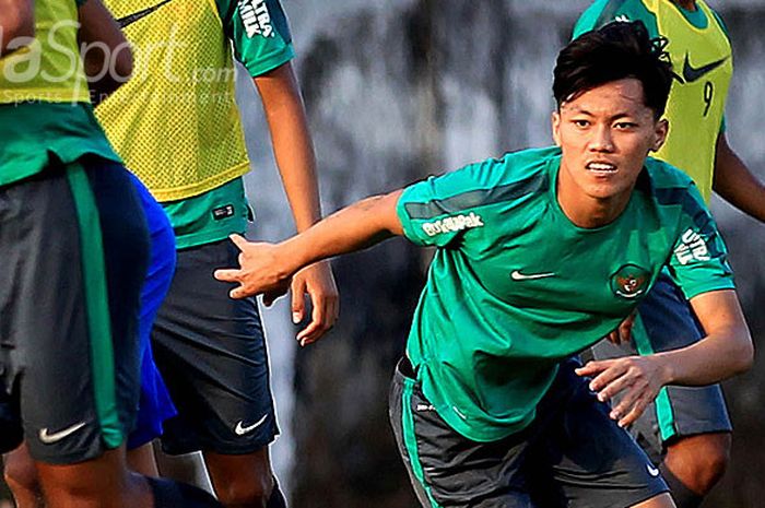 Gelandang timnas U-19 Indonesia, Feby Eka Putra, saat berlatih di Stadion Jenggolo Sidoarjo, Jawa Timur.