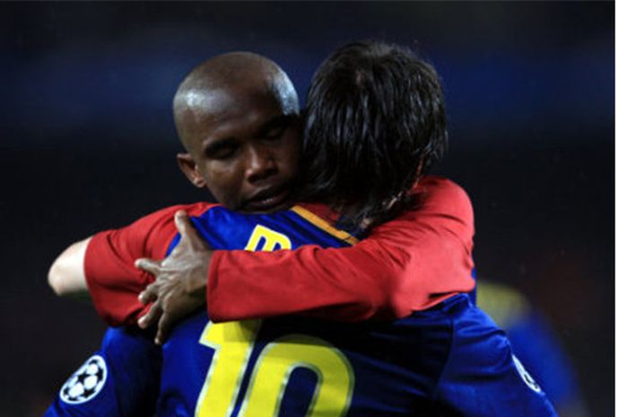 Samuel Eto'o memeluk Lionel Messi kala masih bermain untuk Barcelona
