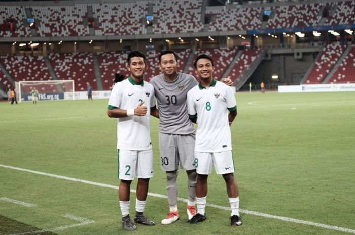 Kiper timnas U-23 Indonesia, Awan Setho Raharjo (tengah) berpose bersama Putu Gede Juni Antara (kiri