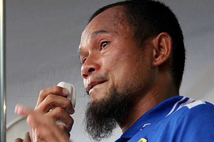 Kapten Persib Bandung Supardi Nasir berkaca-kaca saat berbicara di hadapan sekitar 1.000 bobotoh yan
