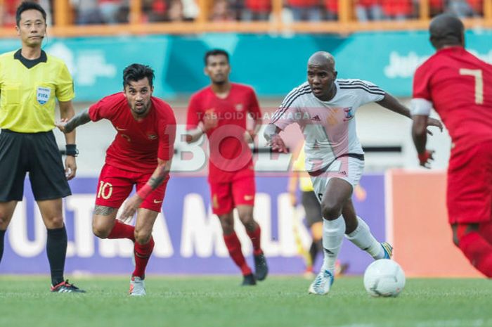  Pemain timnas Indonesia, Stefano Lilipaly, beraksi pada laga persahabatan internasional kontra Maur